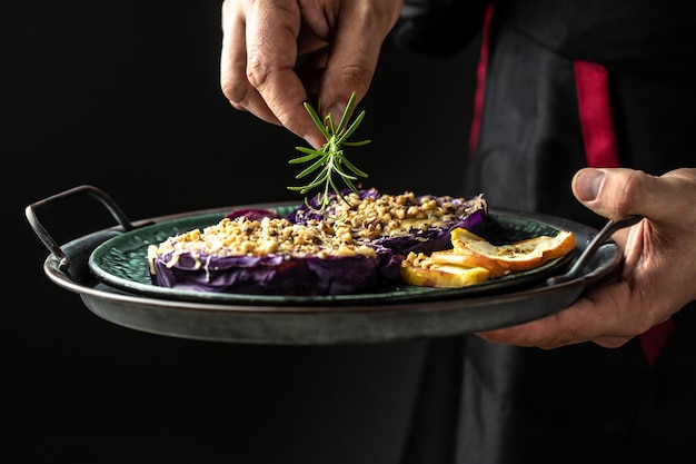 Kucharz prezentujący danie